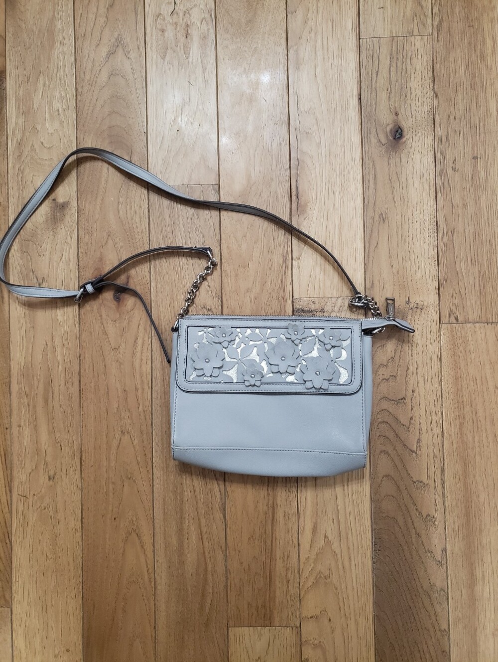 Women’s Floral Accent Light Gray Purse!